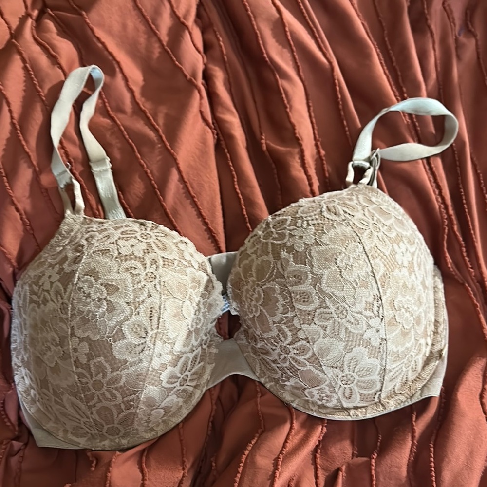 Victoria's Secret Cream Lace Bra with Underwire Support 40D